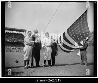 Postmaster General alza bandiera e apre ufficialmente la stagione di baseball. Washington, 21 aprile. Il gioco non è in grado di avviare fino alla bandiera a scacchi è sollevato al di sopra del campo e qui sono Yankee manager Joe McCarthy, Postmaster Generale James A. Farley, nazionale del gestore Bucky Harris e Clark Griffith, proprietario del Nat Club come hanno sollevato la bandiera Foto Stock