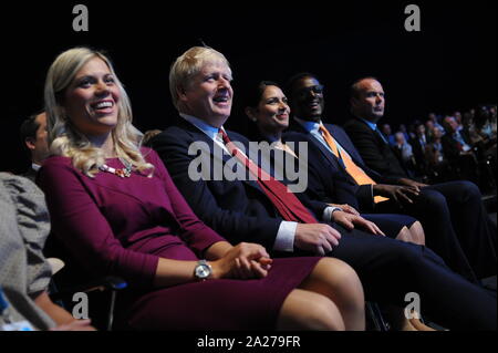 Manchester, Inghilterra. 30 Settembre, 2019 (centro) Boris Johnson, Primo Ministro, ascoltando il discorso alla conferenza di Sajid Javid, Chanc Foto Stock