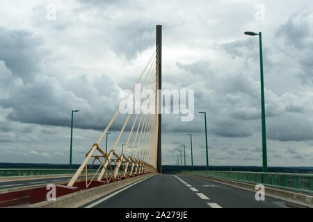 Caudebec en Caux, Seine-Maritime / Francia - 13 agosto 2019: moderno cavo di sospensione-alloggiato ponte 'Pont de Brotonne' sul fiume Senna in Normandia Foto Stock