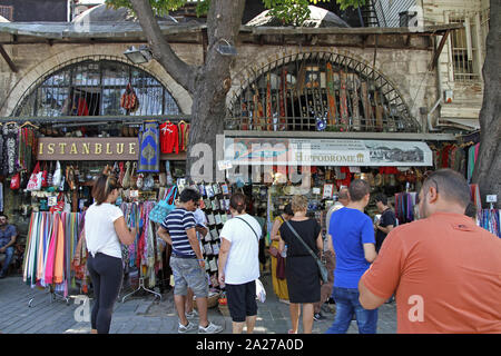 Mercati all'interno della moschea di Sultanahmet, Istanbul, Turchia. Foto Stock
