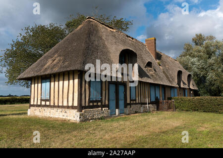 Hauville, Eure / Francia - 15 agosto 2019: vista sulla storica Moulin de Pierre casa del mugnaio in Hauville in Normandia Foto Stock