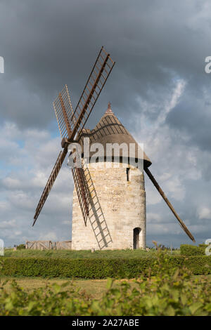 Hauville, Eure / Francia - 15 agosto 2019: vista verticale della storico Mulino Moulin de Pierre in Hauville in Normandia Foto Stock