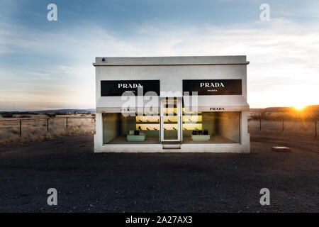 Prada Marfa è installato in modo permanente la scultura da artisti Elmgreen e Dragset, non nelle vicinanze di Marfa, Texas, ma vicino alla città di Valentine, Texas Foto Stock