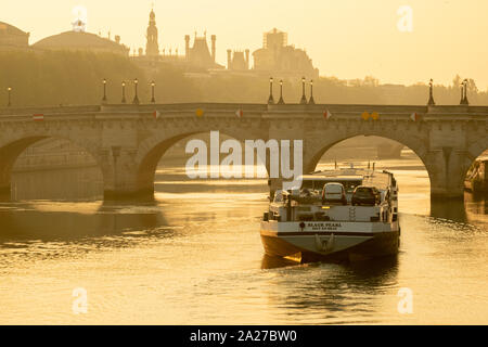 Colpo lungo di una bettolina passando sotto il Pont Neuf a Parigi durante l alba al crepuscolo Foto Stock