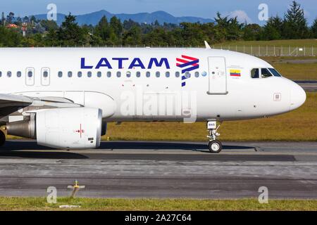 Medellin, Colombia - 26 Gennaio 2019: LATAM Airbus A320 aeroplano a Medellin Rionegro aeroporto (MDE) in Colombia. | Utilizzo di tutto il mondo Foto Stock