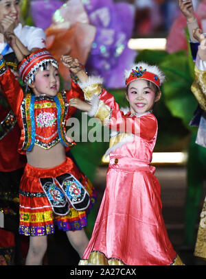 Pechino, Cina. 1 Ott 2019. Bambini Danza durante una grande serata di gala la marcatura in occasione del settantesimo anniversario della fondazione della Repubblica Popolare Cinese (PRC) a Piazza Tian'anmen nel centro cittadino di Pechino, capitale della Cina, 1 ottobre, 2019. Credito: Mao Siqian/Xinhua/Alamy Live News Foto Stock