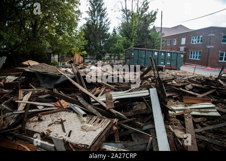 Una casa storica a 523 W. 7th Street è stata demolita, sabato 28 settembre, 2019 in Bloomington, Indiana. La casa è solo uno dei due centrale stile salone di case costruite negli anni 1890 e lasciato in città. (Foto di Jeremy Hogan/l'Bloomingtonian) Foto Stock