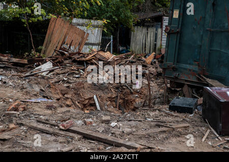 Una casa storica a 523 W. 7th Street è stata demolita, sabato 28 settembre, 2019 in Bloomington, Indiana. La casa è solo uno dei due centrale stile salone di case costruite negli anni 1890 e lasciato in città. (Foto di Jeremy Hogan/l'Bloomingtonian) Foto Stock