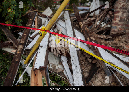 Una casa storica a 523 W. 7th Street è stata demolita, sabato 28 settembre, 2019 in Bloomington, Indiana. La casa è solo uno dei due centrale stile salone di case costruite negli anni 1890 e lasciato in città. (Foto di Jeremy Hogan/l'Bloomingtonian) Foto Stock