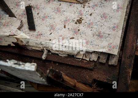 Una casa storica a 523 W. 7th Street è stata demolita, sabato 28 settembre, 2019 in Bloomington, Indiana. La casa è solo uno dei due centrale stile salone di case costruite negli anni 1890 e lasciato in città. (Foto di Jeremy Hogan/l'Bloomingtonian) Foto Stock