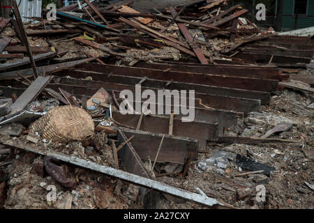 Una casa storica a 523 W. 7th Street è stata demolita, sabato 28 settembre, 2019 in Bloomington, Indiana. La casa è solo uno dei due centrale stile salone di case costruite negli anni 1890 e lasciato in città. (Foto di Jeremy Hogan/l'Bloomingtonian) Foto Stock