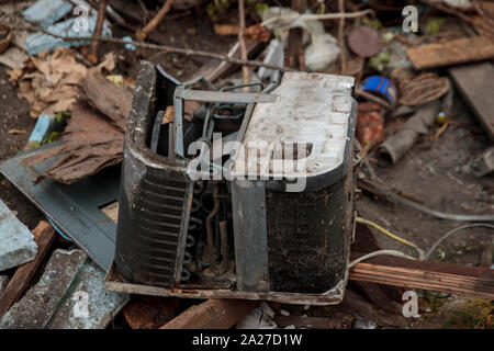 Una casa storica a 523 W. 7th Street è stata demolita, sabato 28 settembre, 2019 in Bloomington, Indiana. La casa è solo uno dei due centrale stile salone di case costruite negli anni 1890 e lasciato in città. (Foto di Jeremy Hogan/l'Bloomingtonian) Foto Stock