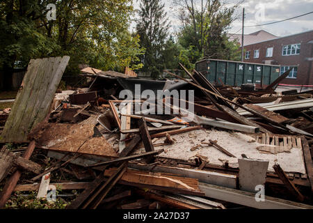 Una casa storica a 523 W. 7th Street è stata demolita, sabato 28 settembre, 2019 in Bloomington, Indiana. La casa è solo uno dei due centrale stile salone di case costruite negli anni 1890 e lasciato in città. (Foto di Jeremy Hogan/l'Bloomingtonian) Foto Stock