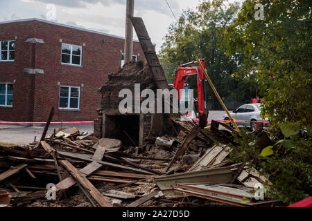 Una casa storica a 523 W. 7th Street è stata demolita, sabato 28 settembre, 2019 in Bloomington, Indiana. La casa è solo uno dei due centrale stile salone di case costruite negli anni 1890 e lasciato in città. (Foto di Jeremy Hogan/l'Bloomingtonian) Foto Stock