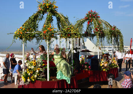 Blankenberge, West Flanders/Belgio - 25 Agosto 2019 :: Spiaggia festa fiore corso, in fiammingo chiamato 'Bloemencorso'. Foto Stock