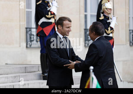 Parigi, Francia. Il 30 settembre, 2019. Presidente Emmanuel Macron riceve i sudanesi primo ministro Abdallah Hamdok presso il Palais de l'Elysee a Parigi, Francia. Foto Stock