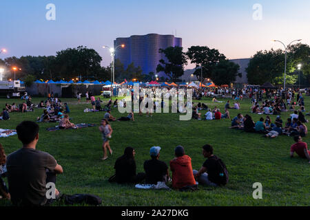 Le persone si radunano in Flushing Meadows Corona Park per le regine del Mercato Notturno nel Queens, a New York il 27 luglio 2019. Foto Stock