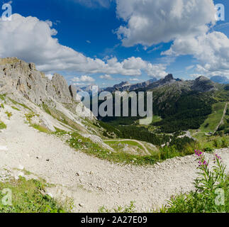 Vista del selvaggio paesaggio di montagna con picchi rocciosi e un sentiero escursionistico in primo piano nelle Dolomiti italiane Foto Stock