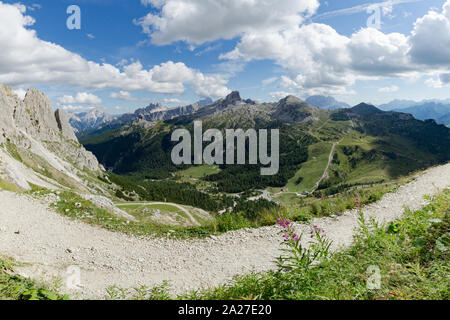 Vista del selvaggio paesaggio di montagna con picchi rocciosi e un sentiero escursionistico in primo piano nelle Dolomiti italiane Foto Stock