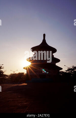 Sun Peaking Pagoda di trogolo Foto Stock