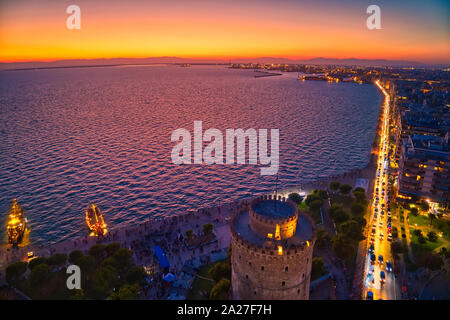 Vista aerea della famosa Torre Bianca di Salonicco al tramonto, Grecia. Immagine ripresa con azione drone telecamera. Immagine hdr Foto Stock