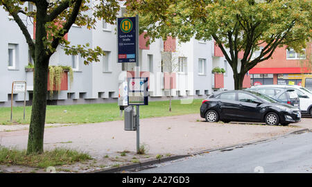 01 ottobre 2019, Bassa Sassonia, Hannover: visualizzazione di una scena del crimine a Gorch-Fock-Straße nel quartiere elenco. Un 43-anno-vecchio uomo è stato girato per la serata di domenica in Hannover - Martedì mattina muore per le conseguenze delle sue ferite. Le indagini sono state in funzione a pieno regime, secondo la procura e la polizia. Testimoni aveva trovato il 43-anno-vecchio, spurgo pesantemente, in una strada a nord della città e dotato di primo soccorso. Il tiratore sospetta fuggito. Foto: Julian Stratenschulte/dpa Foto Stock