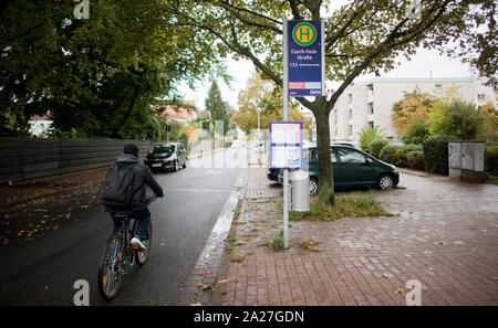 01 ottobre 2019, Bassa Sassonia, Hannover: visualizzazione di una scena del crimine a Gorch-Fock-Straße nel quartiere elenco. Un 43-anno-vecchio uomo è stato girato per la serata di domenica in Hannover - Martedì mattina muore per le conseguenze delle sue ferite. Le indagini sono state in funzione a pieno regime, secondo la procura e la polizia. Testimoni aveva trovato il 43-anno-vecchio, spurgo pesantemente, in una strada a nord della città e dotato di primo soccorso. Il tiratore sospetta fuggito. Foto: Julian Stratenschulte/dpa Foto Stock