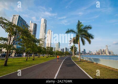 La passerella prima lo skyline della città di Panama, Panama Foto Stock