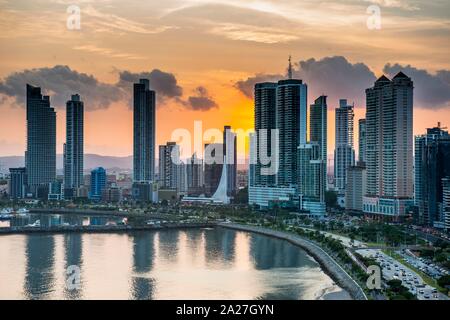 Skyline al tramonto, Panama City, Panama Foto Stock