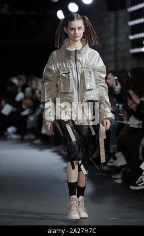 Parigi, Francia. 01 ott 2019. Un modello che prende per la passerella durante Jarel Zhang è mostrare come parte della presentazione della collezione Primavera-Estate 2020 ready-to-Wear collezioni durante la settimana della moda di Parigi a Parigi martedì 1 ottobre 2019. Foto di Eco Clemente/UPI Credito: UPI/Alamy Live News Foto Stock