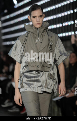 Parigi, Francia. 01 ott 2019. Un modello che prende per la passerella durante Jarel Zhang è mostrare come parte della presentazione della collezione Primavera-Estate 2020 ready-to-Wear collezioni durante la settimana della moda di Parigi a Parigi martedì 1 ottobre 2019. Foto di Eco Clemente/UPI Credito: UPI/Alamy Live News Foto Stock