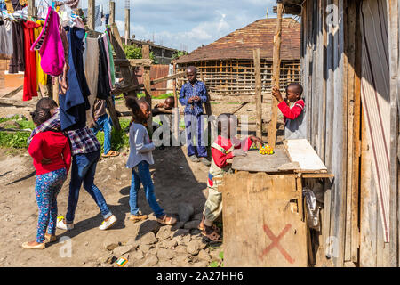 Nanyuki, contea di Laikipia, Kenya - Giugno 19th, 2019: impoverito i bambini kenioti candidamente giocando nel sobborgo keniota. Foto Stock