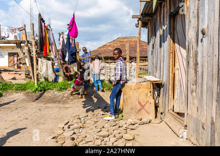 Nanyuki, contea di Laikipia, Kenya - Giugno 19th, 2019: impoverito i bambini kenioti candidamente giocando nel sobborgo keniota. Foto Stock