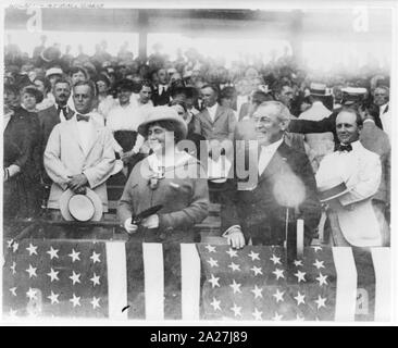 Pres. Woodrow Wilson e la moglie Edith Bolling Galt, a palla di gioco Foto Stock