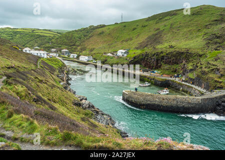 Viste spettacolari dalla parte superiore del punto di Warren guardando verso Boscastle ingresso del porto e il villaggio al di là, North Cornwall, Inghilterra, Regno Unito. Foto Stock