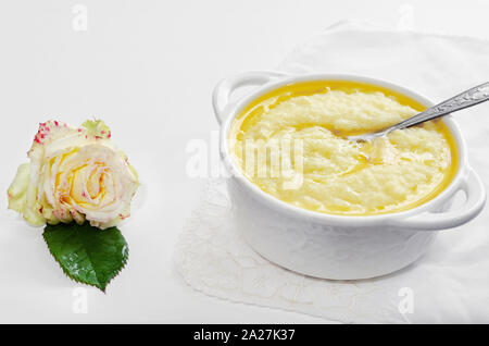 Porridge istantaneo del miglio per la colazione, sfondo bianco Foto Stock