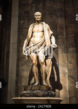 Statua di San Bartolomeo a Milano Catehdral in Italia Foto Stock