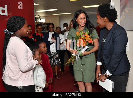 La Duchessa di Sussex è presentato fiori da Luyanda, otto , come lei visite Action Aid, un genere basato violenza istruzione club a Johannesburg, in Sud Africa il giorno nove del suo tour di Africa. Foto Stock