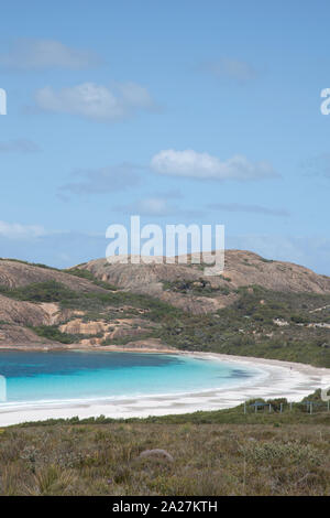 Fotografia verticale di cardo selvatico Cove con la sua sabbia bianca e acqua turchese in Cape LeGrand Parco Nazionale in Western Australia. Foto Stock