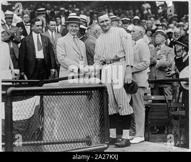 President Coolidge stringono le mani con Walter Johnson alla Griffith Stadium Foto Stock