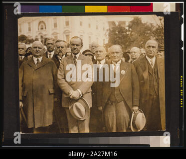 President Coolidge con una delegazione internazionale dal rito scozzese della Massoneria, tra cui John Henry Cowles, il Sovrano Grand Commander, per il diritto del Presidente Foto Stock