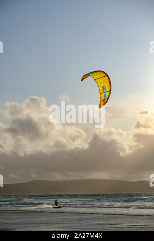 Kite Boarding in Cornovaglia a Godrevy Foto Stock