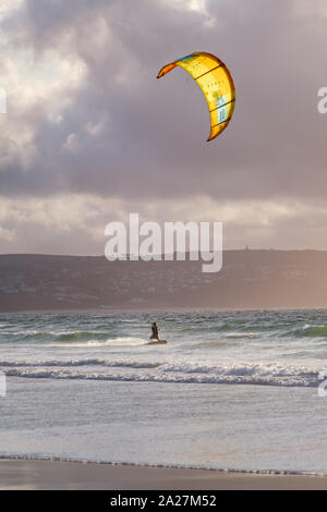 Kite Boarding in Cornovaglia a Godrevy Foto Stock