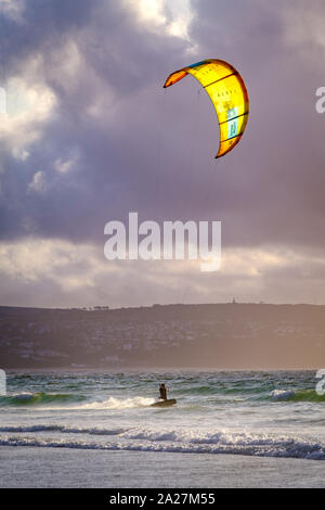 Kite Boarding in Cornovaglia a Godrevy Foto Stock