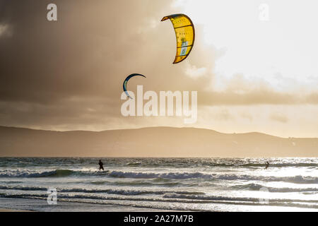 Kite Boarding in Cornovaglia a Godrevy Foto Stock