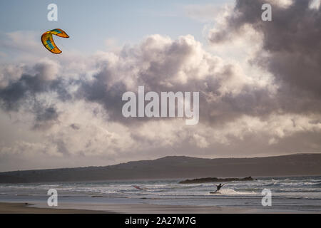 Kite Boarding in Cornovaglia a Godrevy Foto Stock