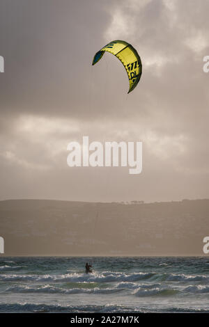 Kite Boarding in Cornovaglia a Godrevy Foto Stock