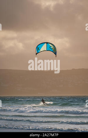 Kite Boarding in Cornovaglia a Godrevy Foto Stock