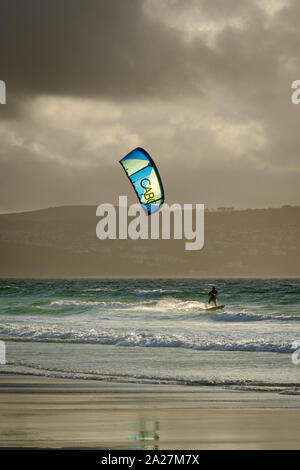 Kite Boarding in Cornovaglia a Godrevy Foto Stock