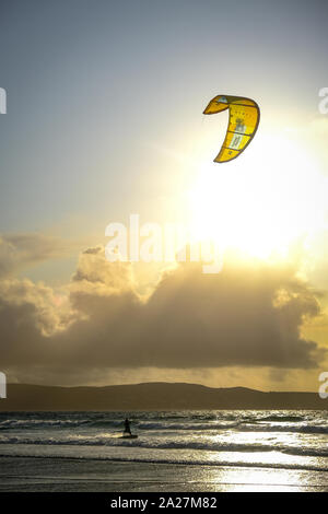 Kite Boarding in Cornovaglia a Godrevy Foto Stock